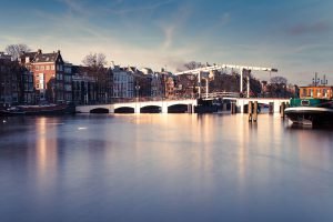 Romantische brug op valentijnsdag in Amsterdam