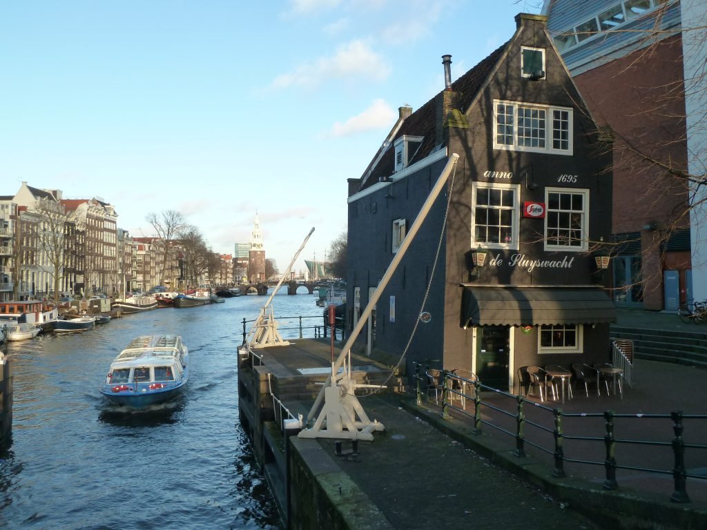 Zicht op Cafe Sluyswacht een romantisch cafe aan een gracht