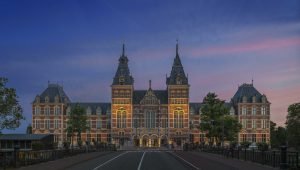 Rijksmuseum bij zonsondergang een prachtig gebouw tijdens je romantische reis naar Amsterdam