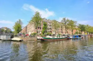 a houseboot during your stay in Amsterdam