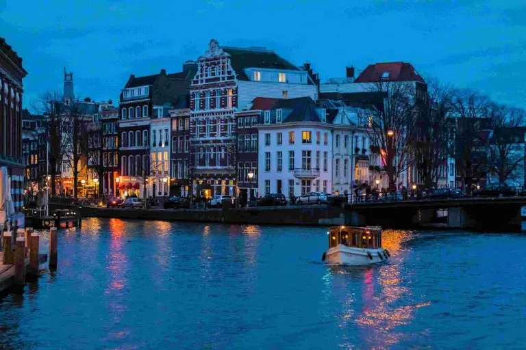 at night in amsterdam canals