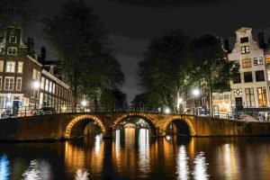 canal at night in amsterdam