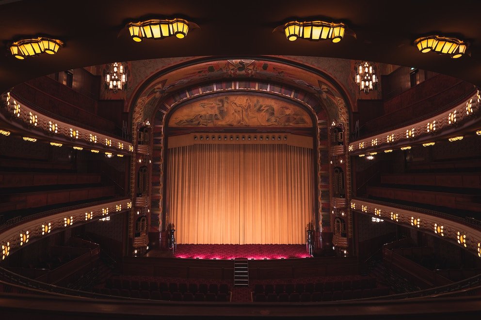 romantic theatre in amsterdam at night kopie