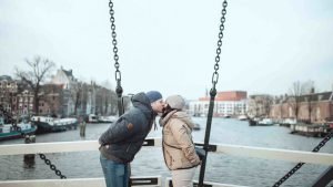 a coupe kissing on the Skinny Bridge Amsterdam