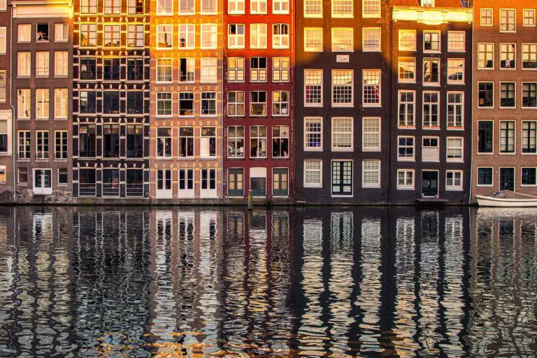 Craziest things to do in Amsterdam a picture of the canal houses