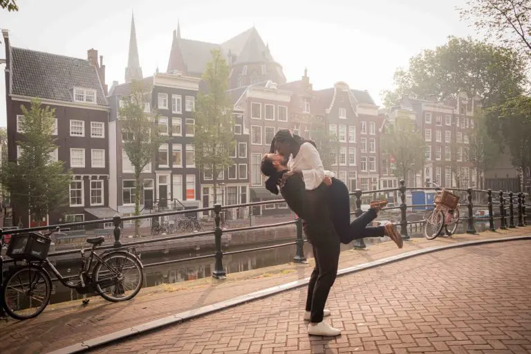 Kissing couple canals Amsterdam