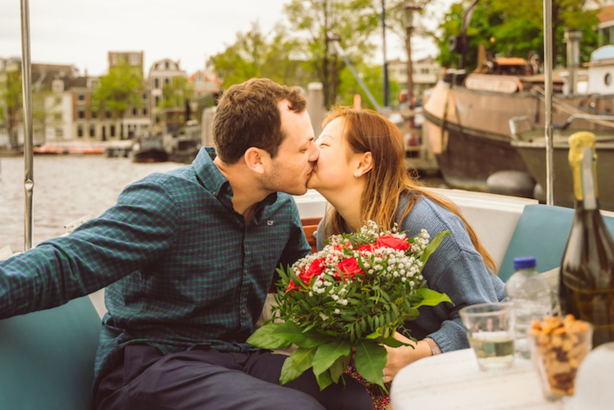 couple-kiss-in-amsterdam