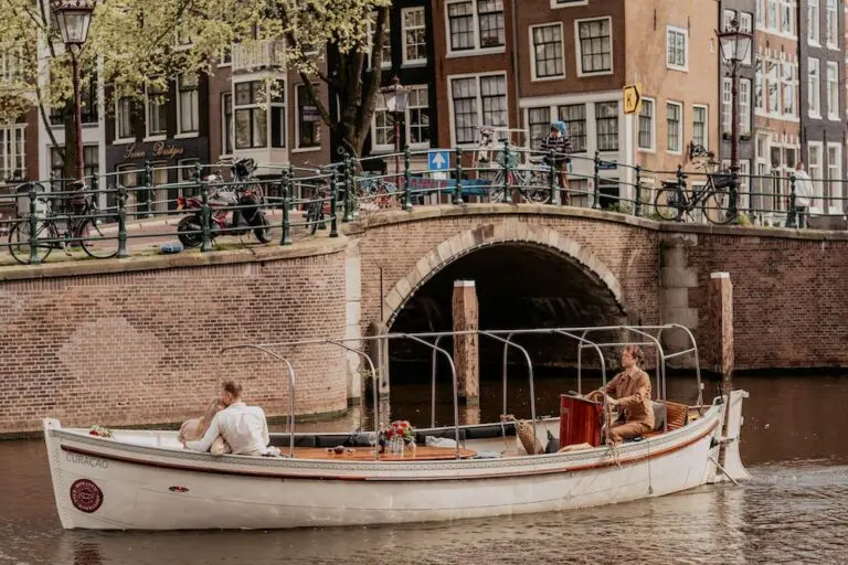 boat amsterdam canal